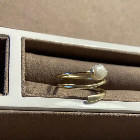Kendra Scott Gold Spiral Ring with Pearl Accent - Picture 3 of 5
